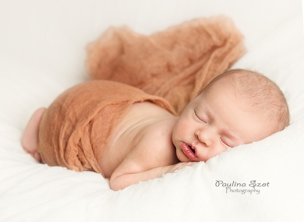 Newborn photographer Aylesbury.jpg